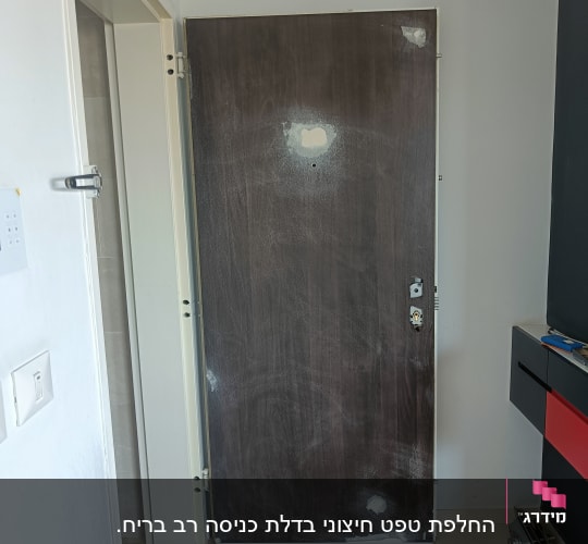 דלת עם תיקוני שפכטל לקראת צביעה מחדש